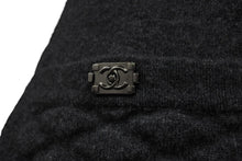 Load image into Gallery viewer, 極美品 CHANEL シャネル ボーイシャネル ニット ワンピース グレー P46779K05922 カシミヤ ココマーク ロゴ サイズ36 中古 60196