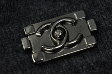 Load image into Gallery viewer, 極美品 CHANEL シャネル ボーイシャネル ニット ワンピース グレー P46779K05922 カシミヤ ココマーク ロゴ サイズ36 中古 60196