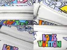 Load image into Gallery viewer, 極美品 LOUIS VUITTON ルイヴィトン ウエストバッグ バムバッグ マルチポケット ホワイト マルチカラー M21853 モノグラム コミックス 中古 60235