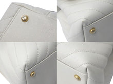 Load image into Gallery viewer, 新品同様 CHANEL シャネル ココハンドル Vステッチトップハンドル 28cm アイボリー A92991 キャビアスキン 中古 60308