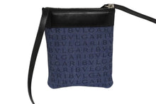 Load image into Gallery viewer, BVLGARI ブルガリ フラット ショルダーポーチ デニムプリント カーフレザー ブラック ブルー 21&#39;528 シルバー金具 美品 中古 60369