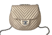 Load image into Gallery viewer, 新品同様品 CHANEL シャネル チェーンショルダーバッグ シェブロン Vステッチ 20番台 2015 カーフ メタリックブロンズ 中古 60376