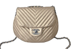 新品同様品 CHANEL シャネル チェーンショルダーバッグ シェブロン Vステッチ 20番台 2015 カーフ メタリックブロンズ 中古 60376