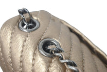 Load image into Gallery viewer, 新品同様品 CHANEL シャネル チェーンショルダーバッグ シェブロン Vステッチ 20番台 2015 カーフ メタリックブロンズ 中古 60376