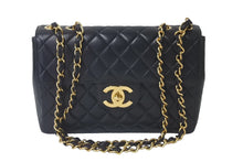Load image into Gallery viewer, CHANEL シャネル チェーンショルダーバッグ デカマトラッセ 30 4番台 ラムスキン ブラック ゴールド金具 美品 中古 60480