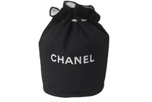 Load image into Gallery viewer, CHANEL シャネル リュックデイパック ロゴ 巾着 プールバッグ キャンバス ノベルティ ブラック ホワイト 良品 中古 60484