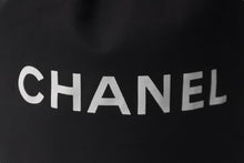 Load image into Gallery viewer, CHANEL シャネル リュックデイパック ロゴ 巾着 プールバッグ キャンバス ノベルティ ブラック ホワイト 良品 中古 60484