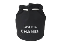 Load image into Gallery viewer, CHANEL シャネル リュック デイパック キャンバス SOLEIL CHANEL ロゴ 巾着 ノベルティ ブラック ホワイト 良品 中古 60485