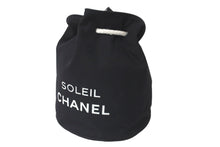 Load image into Gallery viewer, CHANEL シャネル リュック デイパック キャンバス SOLEIL CHANEL ロゴ 巾着 ノベルティ ブラック ホワイト 良品 中古 60485