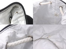 Load image into Gallery viewer, CHANEL シャネル リュック デイパック キャンバス SOLEIL CHANEL ロゴ 巾着 ノベルティ ブラック ホワイト 良品 中古 60485