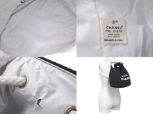 Load image into Gallery viewer, CHANEL シャネル リュック デイパック キャンバス SOLEIL CHANEL ロゴ 巾着 ノベルティ ブラック ホワイト 良品 中古 60485