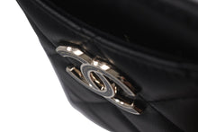 Load image into Gallery viewer, 極美品 CHANEL シャネル カードケース マトラッセ チェーンストラップ ラムスキン A01745 ブラック ゴールド金具 中古 4b007999