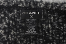 Load image into Gallery viewer, CHANEL シャネル モコモコマフラー ココマーク カシミヤ ラメ入り ブラック ホワイト シルバー 美品 中古 60579