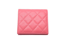 Load image into Gallery viewer, CHANEL シャネル 二つ折り財布 AP3178 ココマーク マトラッセ クラシック キャビアスキン ピンク ゴールド金具 美品 中古 60589