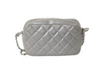 Load image into Gallery viewer, CHANEL シャネル チェーンショルダーバッグ マトラッセ ラムスキン ダイヤモンドCC 19番台 2014年 グレー 美品 中古 60636