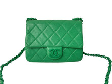 Load image into Gallery viewer, 極美品 CHANEL シャネル ショルダーバッグ ココマーク マトラッセ キャビアスキン 29番台 グリーン シルバー金具 中古 60654