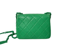 Load image into Gallery viewer, 極美品 CHANEL シャネル ショルダーバッグ ココマーク マトラッセ キャビアスキン 29番台 グリーン シルバー金具 中古 60654