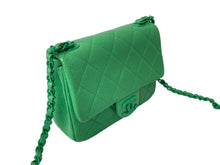 Load image into Gallery viewer, 極美品 CHANEL シャネル ショルダーバッグ ココマーク マトラッセ キャビアスキン 29番台 グリーン シルバー金具 中古 60654