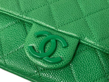 Load image into Gallery viewer, 極美品 CHANEL シャネル ショルダーバッグ ココマーク マトラッセ キャビアスキン 29番台 グリーン シルバー金具 中古 60654