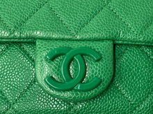 Load image into Gallery viewer, 極美品 CHANEL シャネル ショルダーバッグ ココマーク マトラッセ キャビアスキン 29番台 グリーン シルバー金具 中古 60654