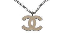Load image into Gallery viewer, CHANEL シャネル ネックレス チョーカー アクセサリー ココマーク 04P刻印 アイボリー シルバー 7g 美品 中古 60694