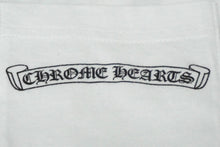 Load image into Gallery viewer, 極美品 CHROME HEARTS クロムハーツ 長袖Ｔシャツ 2212-304-0156 スクロールラベル フローラルクロス ホワイト S 中古 60772