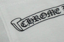 Load image into Gallery viewer, 極美品 CHROME HEARTS クロムハーツ 長袖Ｔシャツ 2212-304-0156 スクロールラベル フローラルクロス ホワイト S 中古 60772