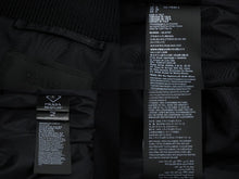 Load image into Gallery viewer, 極美品 PRADA プラダ ブルゾン ボンバージャケット 転写 22AW トライアングルロゴ サイズS SGB903 ブラック×オレンジ 中古 60977