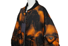 Load image into Gallery viewer, 極美品 PRADA プラダ ブルゾン ボンバージャケット 転写 22AW トライアングルロゴ サイズS SGB903 ブラック×オレンジ 中古 60977