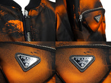 Load image into Gallery viewer, 極美品 PRADA プラダ ブルゾン ボンバージャケット 転写 22AW トライアングルロゴ サイズS SGB903 ブラック×オレンジ 中古 60977