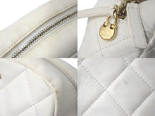 Load image into Gallery viewer, CHANEL シャネル ショルダーバッグ ロゴパール付き チェーンショルダーバック ラムスキン ホワイト ランダム番号 良品 中古 60983