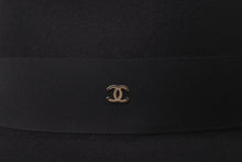 Load image into Gallery viewer, 極美品 CHANEL シャネル 変形ハット ココマーク シアリング フライト シアリング ウール ブラック サイズL 中古 61029