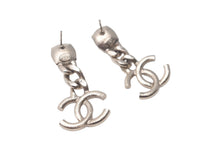 Load image into Gallery viewer, CHANEL シャネル ピアス ココマーク C23 C チェーン ラインストーン ラメ ゴールド メタル 美品 中古 61061