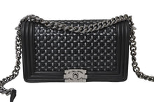 Load image into Gallery viewer, CHANEL シャネル チェーンショルダーバッグ ボーイシャネル 編み込みデザイン 20番台 ブラック シルバー金具 美品 中古 61080