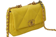 Load image into Gallery viewer, 極美品 CHANEL シャネル シャネル19 ラージ ショルダーバッグ AS1160 ランダム ココマーク イエロー ゴールド金具 中古 61102