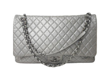 Load image into Gallery viewer, 新品同様 CHANEL シャネル ジャンボ マトラッセ ショルダーバッグ シルバー チェーンショルダー デカマト 中古 61111