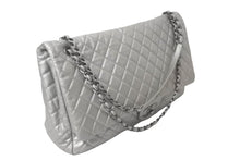 Load image into Gallery viewer, 新品同様 CHANEL シャネル ジャンボ マトラッセ ショルダーバッグ シルバー チェーンショルダー デカマト 中古 61111