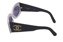 Load image into Gallery viewer, CHANEL シャネル サングラス ココマーク バイカラー ヴィンテージ オーバル ブラック ホワイト 05252 C0200 美品 中古 61117