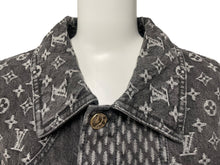 Load image into Gallery viewer, LOUIS VUITTON ルイヴィトン × NIGO ニゴー コラボ ジャイアントダミエウェーブス デニムジャケット モノグラム 50 美品 中古 61150