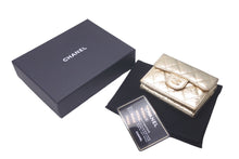 Load image into Gallery viewer, CHANEL シャネル 三つ折り財布 クラシック ココマーク マトラッセ メタリックカーフスキン 31番台 ゴールド 美品 中古 61283