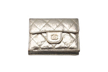 Load image into Gallery viewer, CHANEL シャネル 三つ折り財布 クラシック ココマーク マトラッセ メタリックカーフスキン 31番台 ゴールド 美品 中古 61283