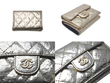 Load image into Gallery viewer, CHANEL シャネル 三つ折り財布 クラシック ココマーク マトラッセ メタリックカーフスキン 31番台 ゴールド 美品 中古 61283