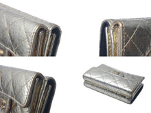Load image into Gallery viewer, CHANEL シャネル 三つ折り財布 クラシック ココマーク マトラッセ メタリックカーフスキン 31番台 ゴールド 美品 中古 61283