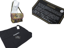 Load image into Gallery viewer, 極美品 CHANEL シャネル エンブロイダリー メッセンジャーバッグ 21番台 グラフィティ カーキ ココマーク A92790 中古 61419