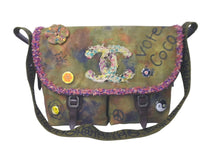 Load image into Gallery viewer, 極美品 CHANEL シャネル エンブロイダリー メッセンジャーバッグ 21番台 グラフィティ カーキ ココマーク A92790 中古 61419