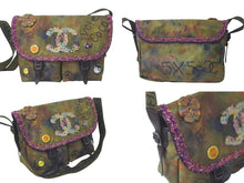 Load image into Gallery viewer, 極美品 CHANEL シャネル エンブロイダリー メッセンジャーバッグ 21番台 グラフィティ カーキ ココマーク A92790 中古 61419