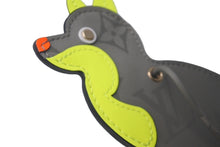 Load image into Gallery viewer, ポップアップ限定 極美品 LOUIS VUITTON ルイヴィトン ポルトアドレス 犬 チャーム M63280 モノグラム チタニウム 中古 61425