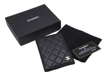 Load image into Gallery viewer, 極美品 CHANEL シャネル ココマーク パスポートケース 22番台 ラムスキン ブラック ワインレッド 中古 61473