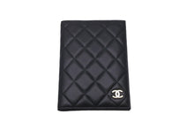 Load image into Gallery viewer, 極美品 CHANEL シャネル ココマーク パスポートケース 22番台 ラムスキン ブラック ワインレッド 中古 61473