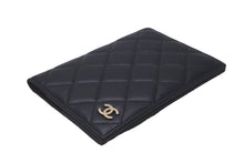 Load image into Gallery viewer, 極美品 CHANEL シャネル ココマーク パスポートケース 22番台 ラムスキン ブラック ワインレッド 中古 61473
